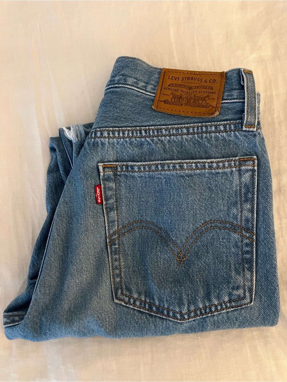 Levi's Women’s Wedgie Straight Jeans- size 26- Medium Blue Wash- Distressed Knee